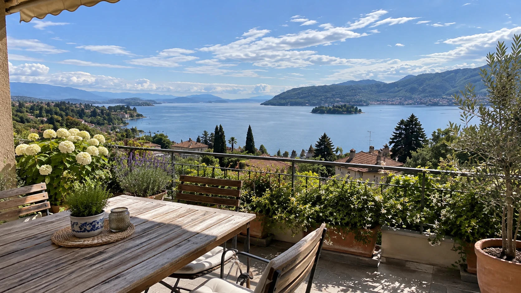 Terrazza di casa vacanza con vista sul Lago Maggiore